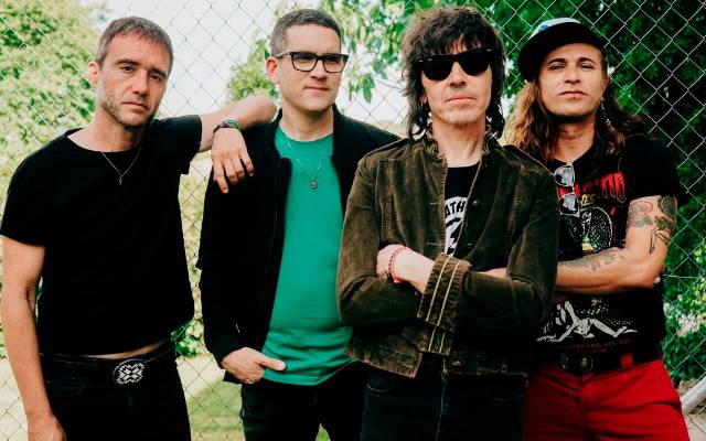 Rubén Pozo, junto a los miembros de Los Chicos de la Curva