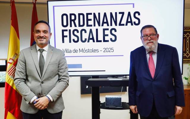 El alcalde de Móstoles, Manuel Bautista, y el segundo teniente de alcalde y concejal de Hacienda, Presidencia y Recursos Humanos, Alberto Rodríguez de Rivera, presentan las nuevas ordenanzas fiscales previstas para el ejercicio 2025