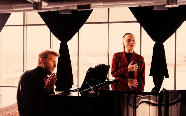Noel Schajris y Carmen Ferre, durante la grabación del videoclip