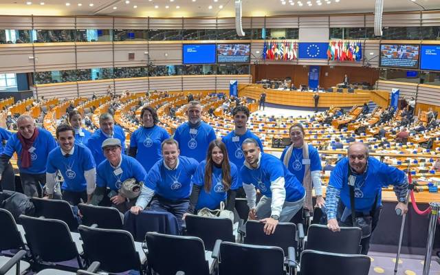 El alcalde, Alejandro Navarro Prieto, la concejala de Deportes y Turismo, Miriam Gutiérrez, y representantes de los clubes torrejoneros, Club Voleibol Torrejón, Club Balonmano Torrejón, Club Karate Torrejón de Ardoz Tomás Herrero, Club de Tenis Torrejón, AD Torrejón CF y el Club Patinaje Diamond, recogieron en el Parlamento Europeo el galardón de ‘Ciudad Europea del Deporte’ de mano de Gian Francesco Lupattelli, presidente de la Asociación Europea de Capitales y Ciudades del Deporte (ACES Europe) el pasado 11 de diciembre
