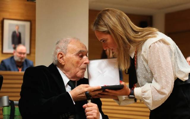 La alcaldesa haciéndole entrega del reconocimiento a Cesar Navarro