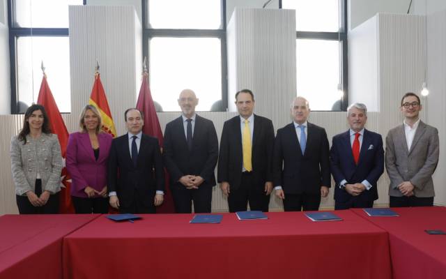 El delegado de Urbanismo, Medio Ambiente y Movilidad, Borja Carabante, preside, en el Palacio de Cibeles, la comisión de seguimiento del convenio firmado entre el Consistorio y el Consorcio de la Ciudad Universitaria