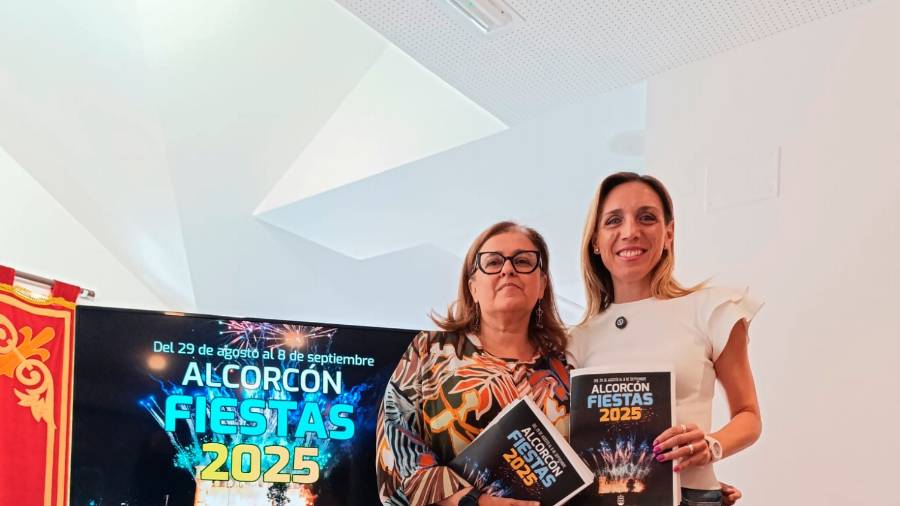 La concejal del área, Sonia López, y la alcaldesa, Candelaria Testa, durante la presentación del programa de fiestas