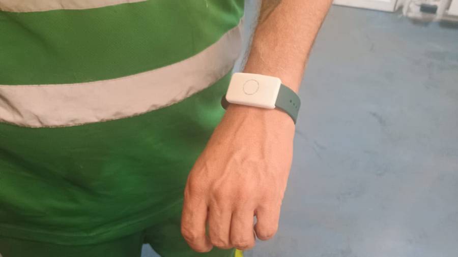Una persona del servicio de limpieza de Alcalá de Henares con la pulsera inteligente incorporada al servicio para monitorizar la temperatura corporal con el objetivo de prevenir golpes de calor