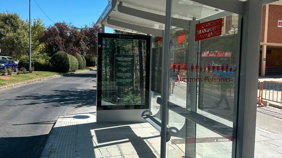 Los actuales postes se están sustituyendo por marquesinas-refugio