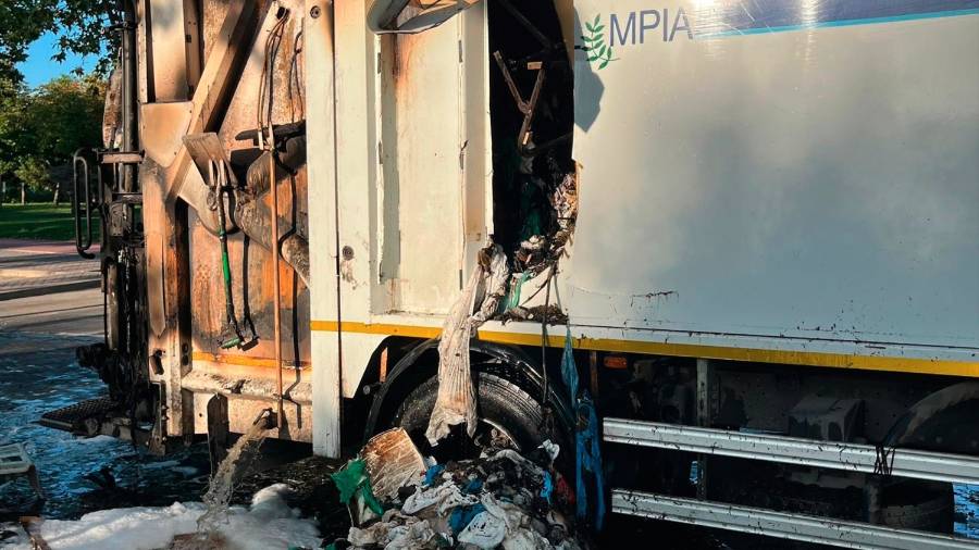 Vehículo de recogida de residuos incendiado en Fuenlabrada