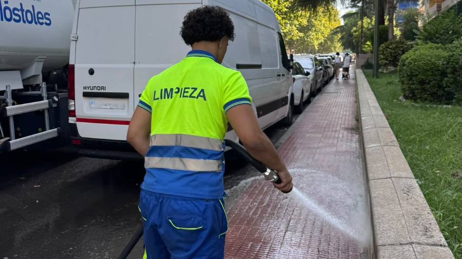 Operario de limpieza trabajando en una de las calles de la ciudad