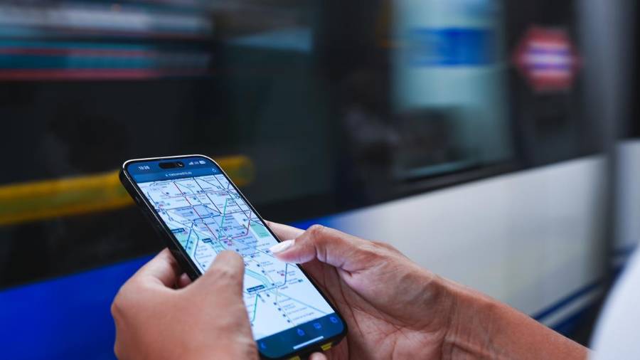 Una persona consulta el plano de Metro en su dispositivo móvil