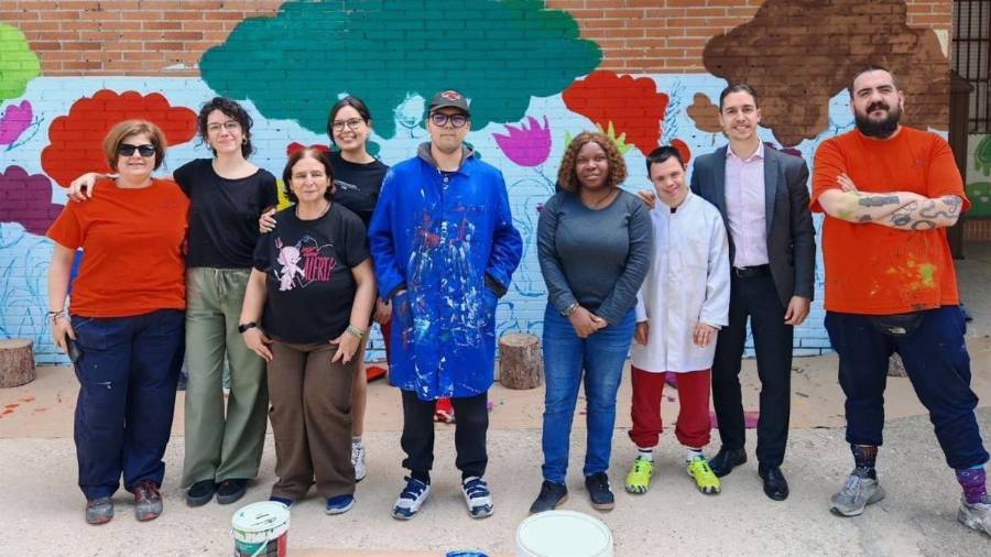 El concejal de Servicios Sociales, Jesús Rodríguez, junto a un grupo de personas del municipio