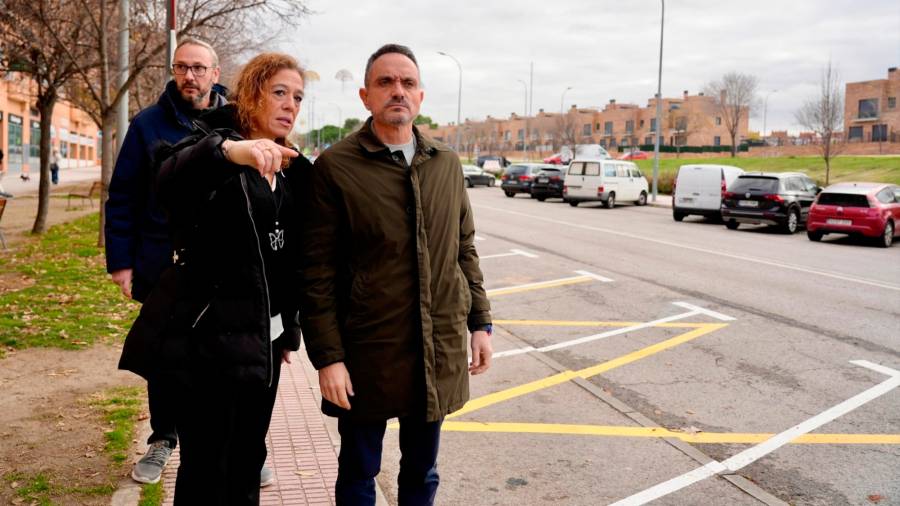 El alcalde de Móstoles, Manuel Bautista, durante la visita a la zona