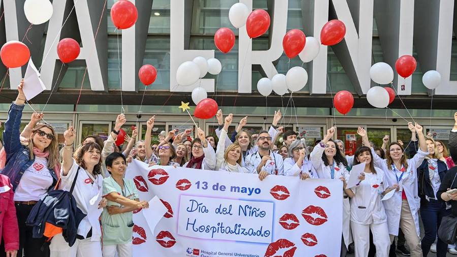 Profesionales y pequeños pacientes del Hospital público Gregorio Marañón celebran el Día del Niño Hospitalizado