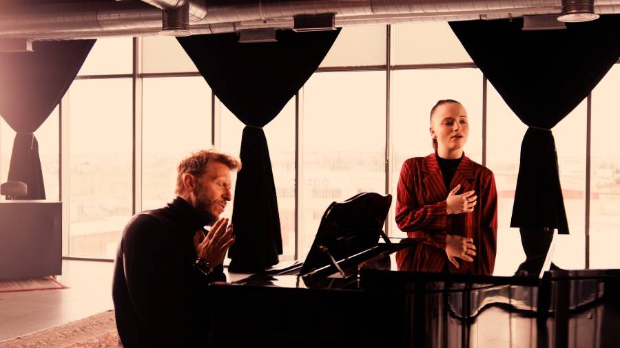Noel Schajris y Carmen Ferre, durante la grabación del videoclip