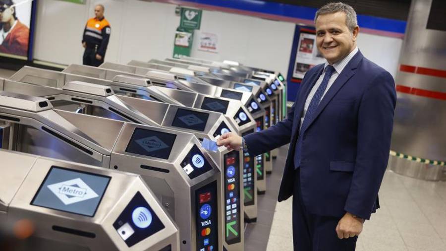 El consejero de Vivienda, Transportes e Infraestructuras, Jorge Rodrigo, presenta el pago con tarjeta bancaria en Metro