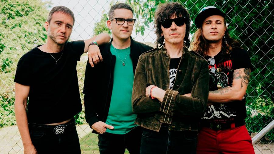 Rubén Pozo, junto a los miembros de Los Chicos de la Curva