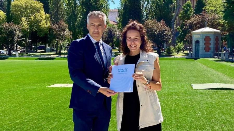 El consejero de Medio Ambiente, Agricultura e Interior de la Comunidad de Madrid, Carlos Novillo, firma el acuerdo con la alcaldesa del municipio, Lucía S. Fernández