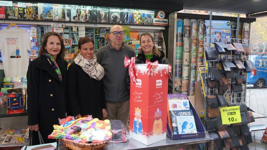 La concejala delegada de Turismo, Almudena Maíllo, acompañada por la concejala del distrito de Chamartín, Yolanda Estrada, la directora general de ARI, Yolanda Ausín, y el regente del quiosco de la calle Corazón de María, Francesco Javier Salido, en la inauguración del Buzón de los Deseos