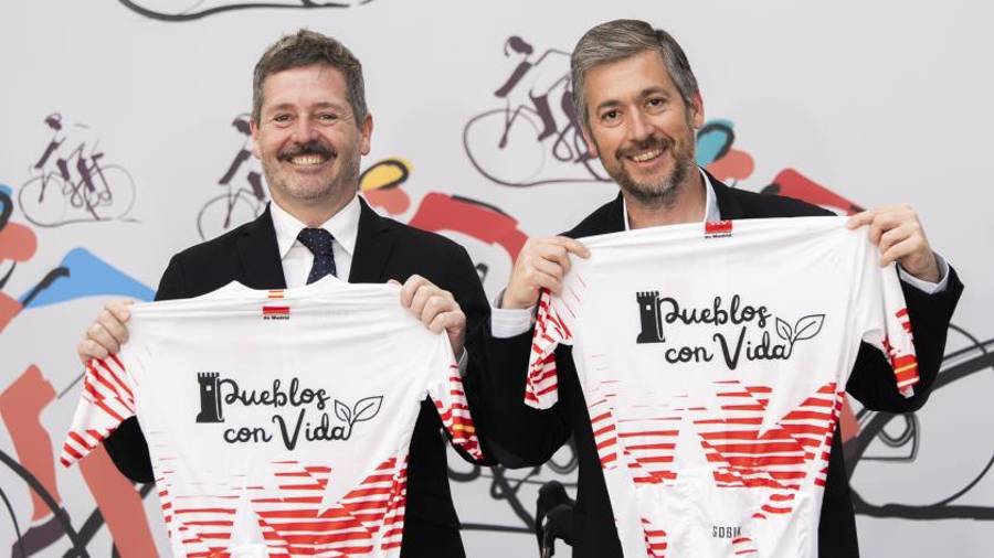 Los consejeros de Presidencia, Justicia y Administración Local, Miguel Ángel García Martín, y de Cultura, Turismo y Deporte, Mariano de Paco, en la presentación de la primera Marcha Cicloturista Pueblos con Vida Sierra Norte