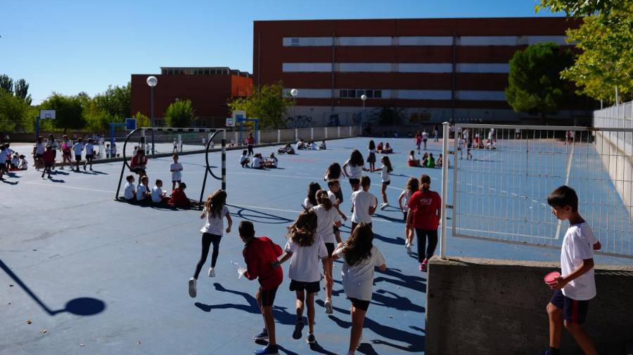 Niños jugando en el patio de un colegio público de la región