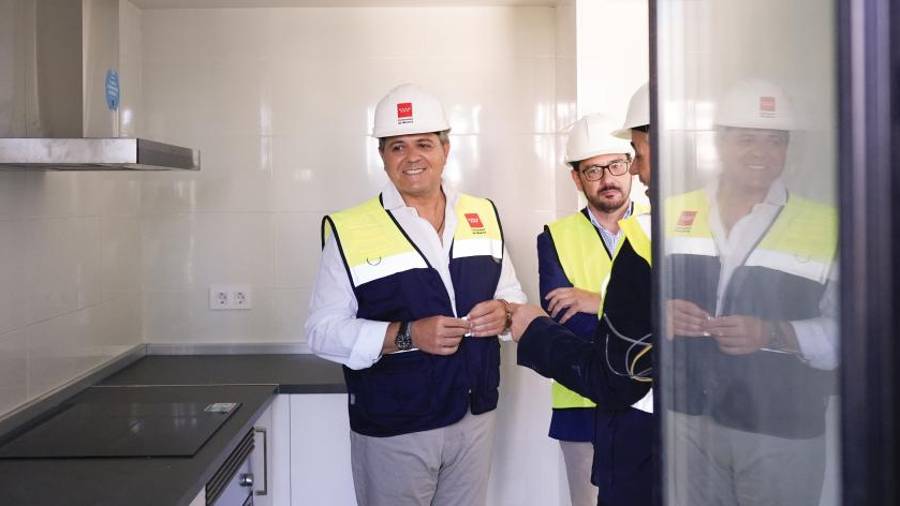 El consejero de Vivienda, Transportes e Infraestructuras, Jorge Rodrigo, visita una de las promociones que el Ejecutivo autonómico ultima en el Ensanche de Vallecas