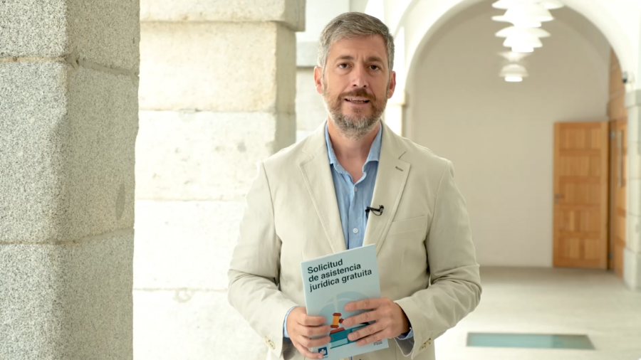 El consejero de Presidencia, Justicia y Administración Local, Miguel Ángel García Martín, presenta la guía de lectura fácil para la solicitud de asistencia jurídica gratuita