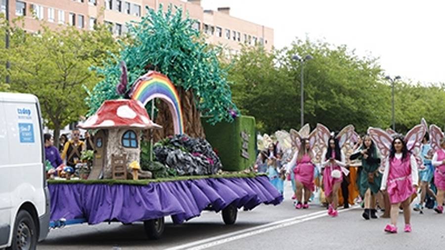 Desfile de carrozas durante las Fiestas del 2 de Mayo