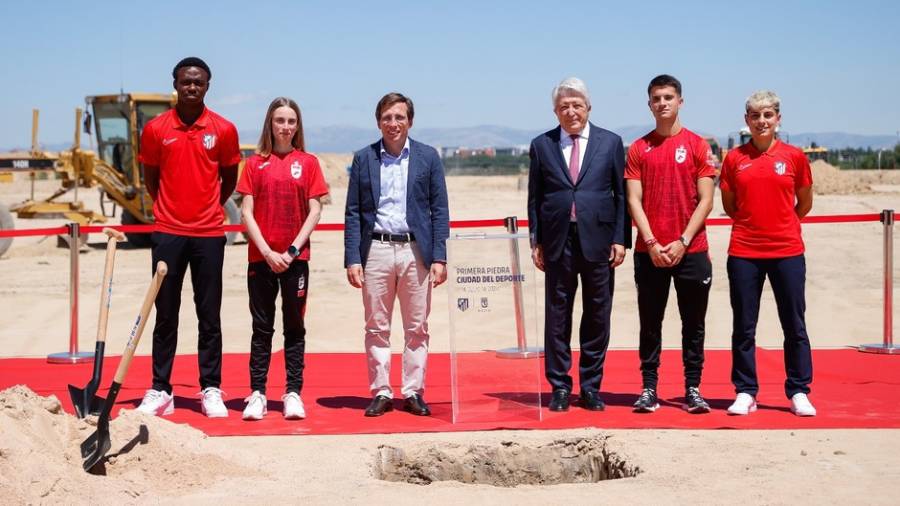 Enrique Cerezo y José Luis Martínez-Almeida en la colocación de la primera piedra de la Ciudad del Deporte