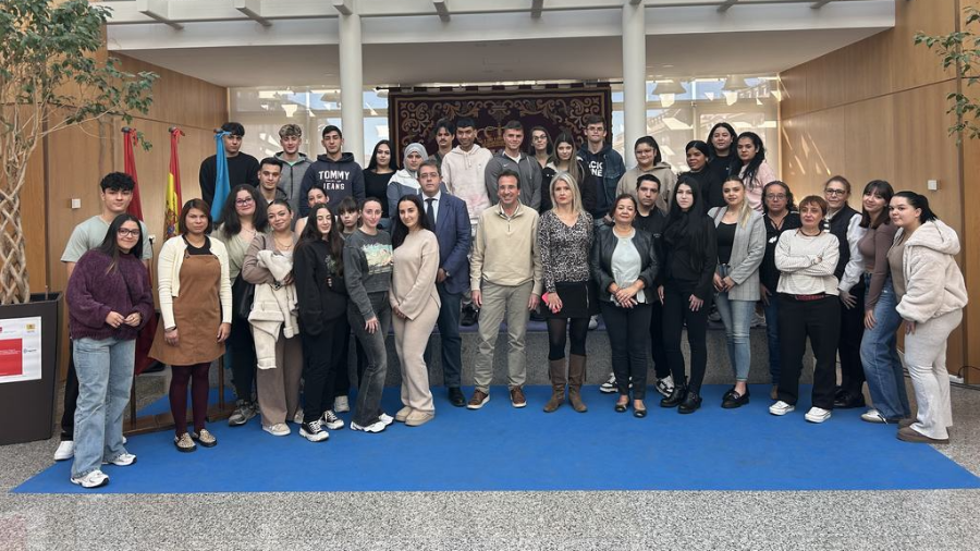 El alcalde de Leganés, Miguel Ángel Recuenco, y el concejal de Empleo, José Marín, reciben a los nuevos trabajadores que se incorporan al Consistorio mediante programas regionales de Empleo y Formación