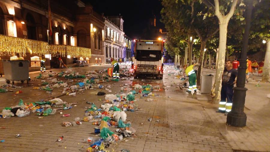 Plaza de Cervantes sucia tras la celebración del Mundial conquistado por España