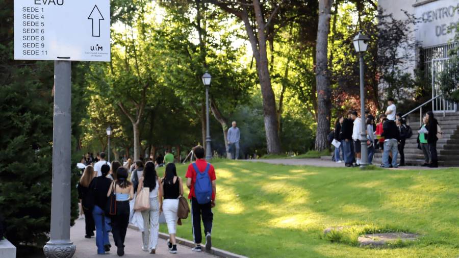 Estudiantes antes del inicio de los exámenes, durante el primer día de la Evaluación de Acceso a la Universidad (EvAU)