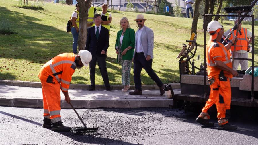 La delegada de Obras y Equipamientos del Ayuntamiento de Madrid, Paloma García Romero, y el concejal de Fuencarral-El Pardo, José Antonio Martínez-Páramo, en el comienzo de la Operación Asfalto 2026
