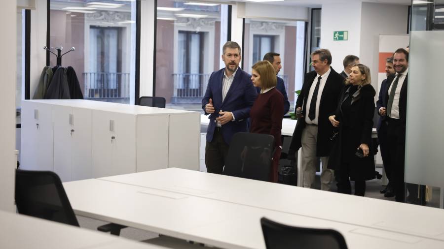El consejero de Presidencia, Justicia y Administración Local, Miguel Ángel García Martín, y la presidenta de la FMM, Judith Piquet, visitan las instalaciones del nuevo espacio para la Federación de Municipios de Madrid