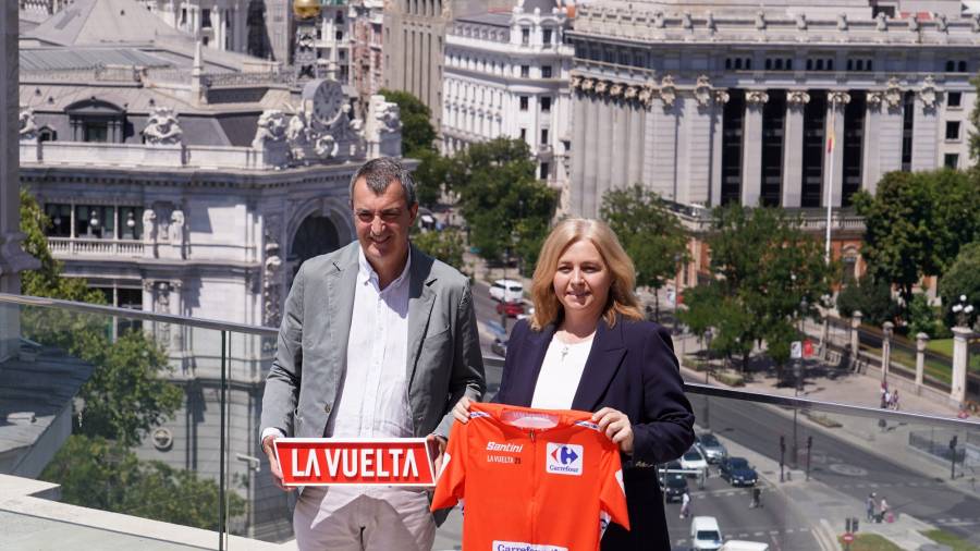 La vicealcaldesa y alcaldesa en funciones, Inma Sanz, y el director de la Vuelta Ciclista a España, Javier Guillén, durante la presentación de la etapa 21 de La Vuelta 25 en el Palacio de Cibeles