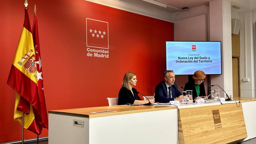 El consejero de Medio Ambiente, Agricultura e Interior, Carlos Novillo, durante la presentación de la nueva Ley del Suelo ante representantes de 86 municipios de la región