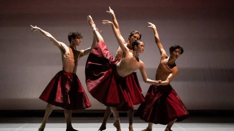 La joven compañía del Ballet de la Ópera de París en una de sus representaciones