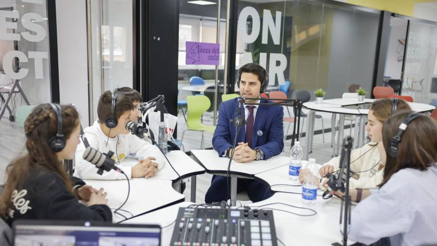 Imagen de archivo del ex consejero de Educación, Emilio Viciana, con niños de un centro público cuando se comenzó a implantar la red de radios escolares del proyecto Voces del Aula