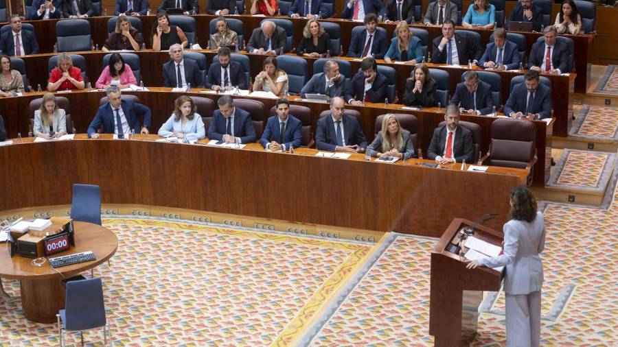 La presidenta de la Comunidad de Madrid, Isabel Díaz Ayuso (d), interviene durante el Debate sobre el Estado de la Región, en la Asamblea de Madrid, a 11 de septiembre de 2025