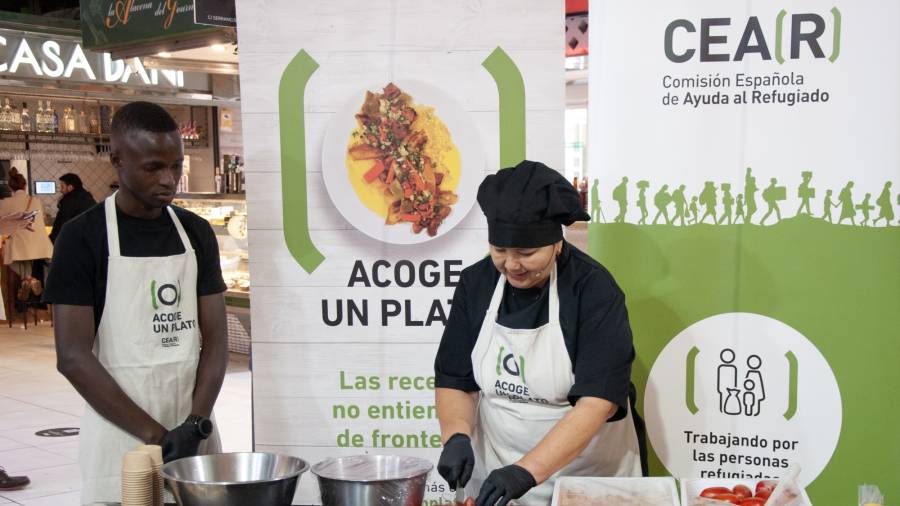 La cocinera de Lakook, Patricia Vargas, prepara en directo su ceviche durante la presentación del recetario solidario de CEAR