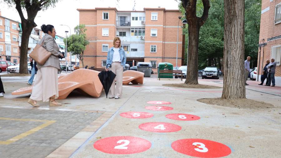 La alcaldesa del municipio, Judith Piquet, visita la actuación acometida en la plaza de la calle Nuestra Señora de Belén