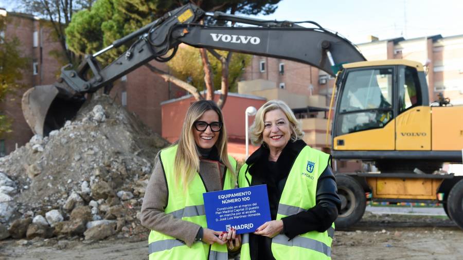 La delegada de Obras y Equipamientos, Paloma García Romero (d), junto a la concejala de Usera, Sonia Cea (i), en el acto de colocación de la primera piedra del nuevo centro cultural de Almendrales