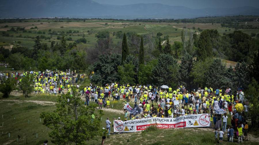 Manifestantes con pancartas durante la protesta para exigir al Ayuntamiento que construya su cantón lejos de colegios y viviendas de Montecarmelo