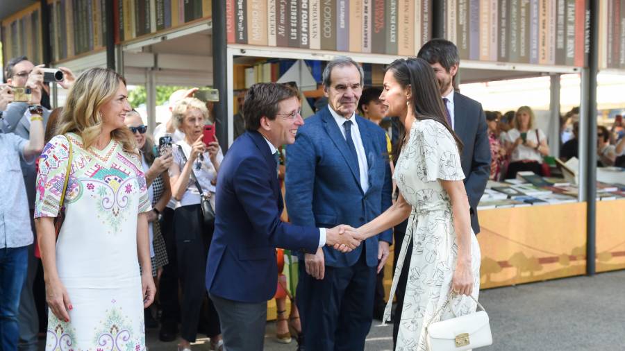 El alcalde de Madrid, José Luis Martínez-Almeida, acompaña a la Reina Letizia en el acto de inauguración de la 84ª Feria del Libro de Madrid