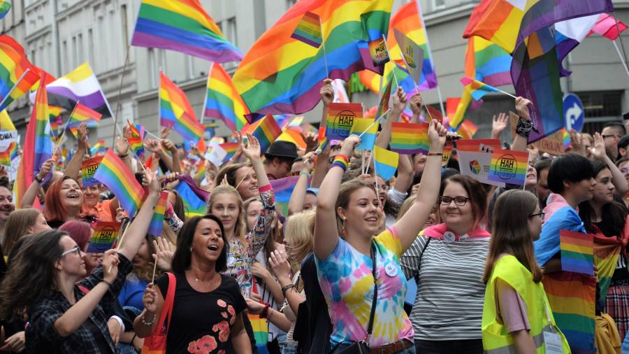 Manifestantes portando banderas del Orgullo LGBT
