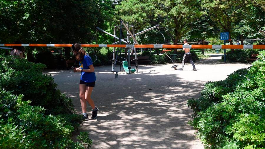 Una cinta anuncia zona restringida tras cerrar el parque de El Retiro