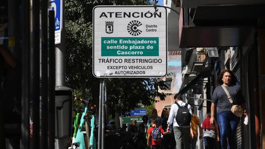 Un cartel indica la zona de bajas emisiones 360 del Distrito Centro