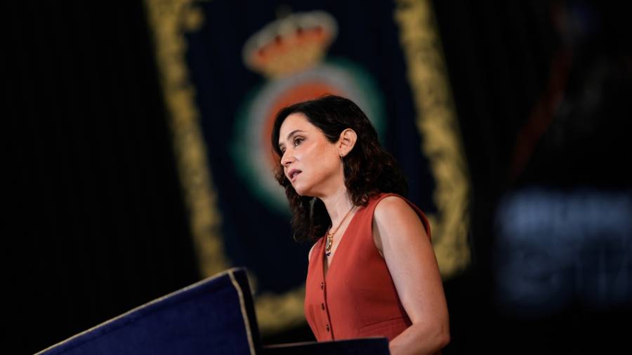 La presidenta de la Comunidad de Madrid, Isabel Díaz Ayuso, en la toma de posesión del nuevo rector de la URJC