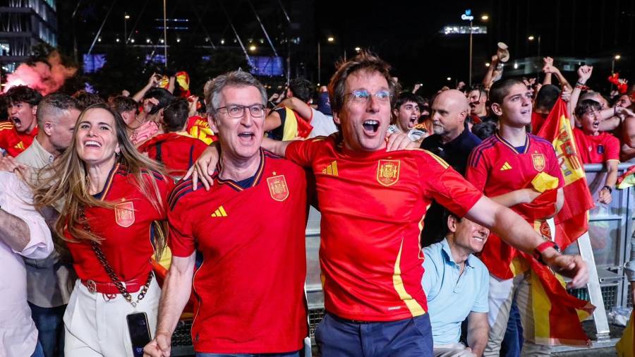 El alcalde de Madrid, José Luis Martínez-Almeida, y el líder nacional del PP, Alberto Núñez Feijóo, ven la final de la EURO 2024 en la Plaza de Colón