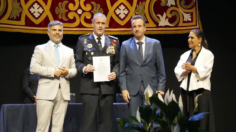 El alcalde, Miguel Ángel Recuenco, con el primer teniente de alcalde, Carlos Delgado, la concejala de Seguridad Ciudadana, Almudena González, y el comisario principal jefe de la Policía Local, Juan José Díaz, en la ceremonia celebrada por el Consistorio para la entrega de distinciones