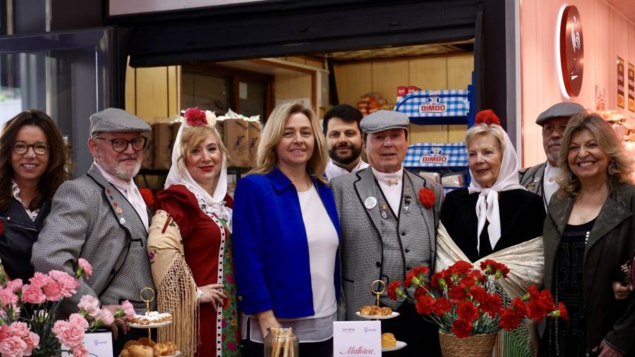 La vicealcaldesa de Madrid, Inma Sanz, acompañada de la delegada de Economía, Innovación y Hacienda, Engracia Hidalgo, y la concejala de Tetúan, Paula Gómez-Angulo, visita el mercado municipal de Tetuán