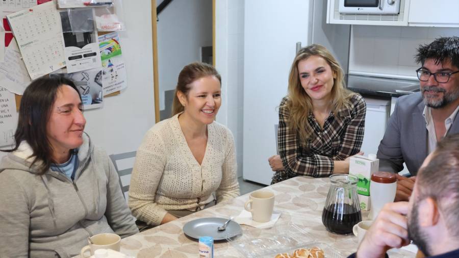 La consejera de Familia, Juventud y Asuntos Sociales, Ana Dávila, junto a algunos usuarios del Centro de Acogida Carmen Sacristán, se toma un café con ellos para conocer de primera mano como es su día a día