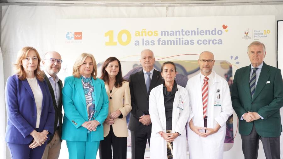 La vicealcaldesa, Inma Sanz, acompañada del delegado de Políticas Sociales, Familia e Igualdad, José Fernández, durante el acto de conmemoración del 10º aniversario de la Casa Ronald McDonald